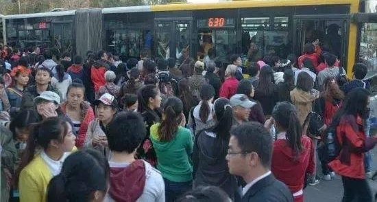在这样的车站等车,还想上车吗?