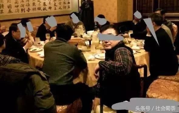 老板请客户吃饭,实习生一屁股坐在左边,客户:隔天你会被炒鱿鱼
