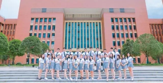 ѧѧ�Ⲩ���޵ĺ��ϸ�У��ҵ�գ������˾�û�еڶ��α�ҵ��