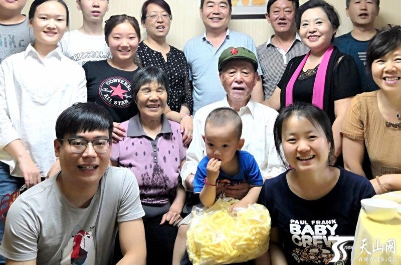 父亲节 看新疆这一大家人如何实力宠爸