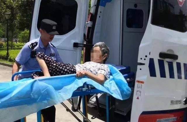 ���ذ�Ѯ��ĸ�Բ��ڴ��м��ѻ� һ����Ůչ��������ս��