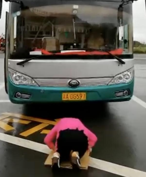 Ů����ʹ�����ڳ��Ͻ��� ��˾������Һ��¹�