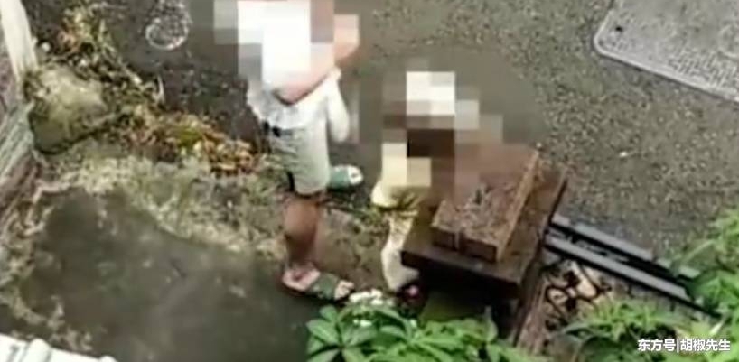 男子照顾痴呆老母亲,邻居看到门前发生的一幕,随后报了警