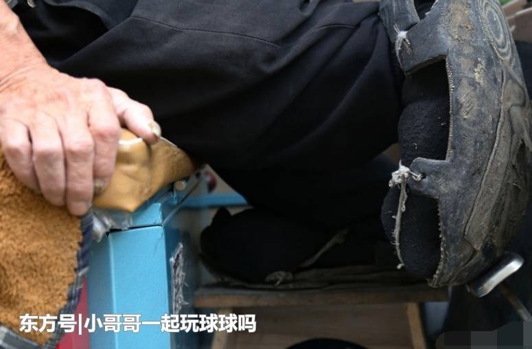 直击:农村六旬无腿光棍老汉,轮胎皮当“鞋”跪行送快递三年