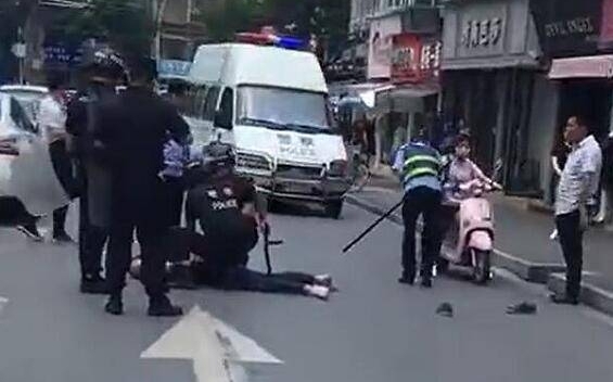 蠢哭了:持两把菜刀抢银行