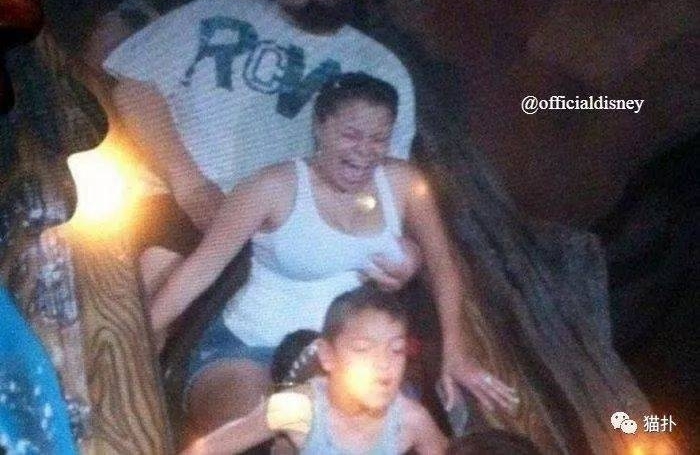 ����ˢ������������ȫ������̼��Ĺ�ɽ���ϣ��οͶ��ڸ��