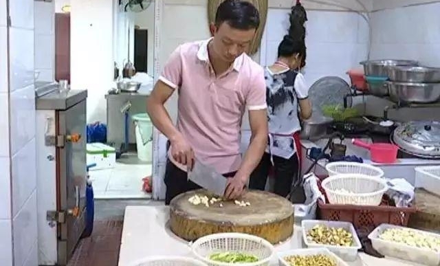 ����38�룡9��Ů����ˮ������80��С������������ˣ�