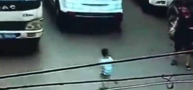 男孩自行下车遭货车碾压身亡 事发时父亲低头看手机