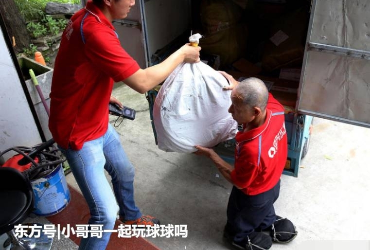 直击:农村六旬无腿光棍老汉,轮胎皮当“鞋”跪行送快递三年