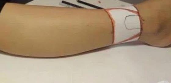 ��Ů���������ɳ����˯��������ʱ�����Լ����ȣ��ŵ���ɫ�԰ף�