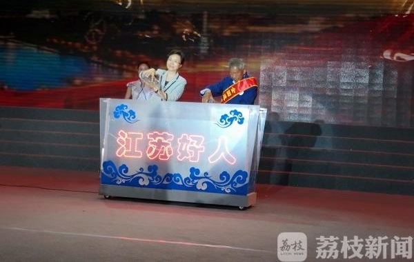 看!人间至爱 道德之星闪耀港闸上空