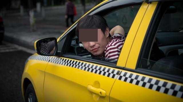 乘客嫌车费高只付50,农村司机小伙失望离开,收到条微信后却哭了