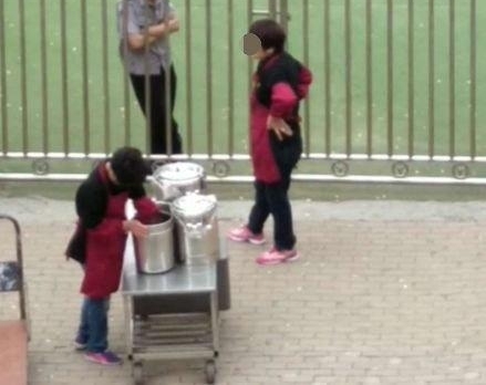 ��Ƶ�ع⣡ѧУ�Ͳ�Ա�������Ͱץ�ų�