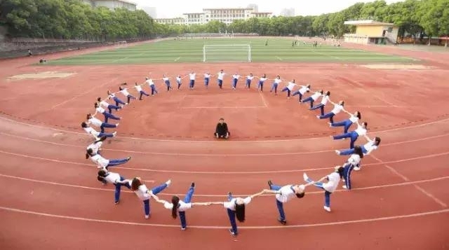 ѧѧ�Ⲩ���޵ĺ��ϸ�У��ҵ�գ������˾�û�еڶ��α�ҵ��