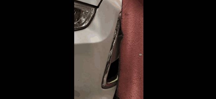 山东街头现“最牛停车”,距离墙壁仅0.3厘米,网友:蓝翔毕业