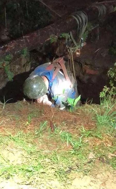 驴友探险坠落80米洞底 生死营救12小时