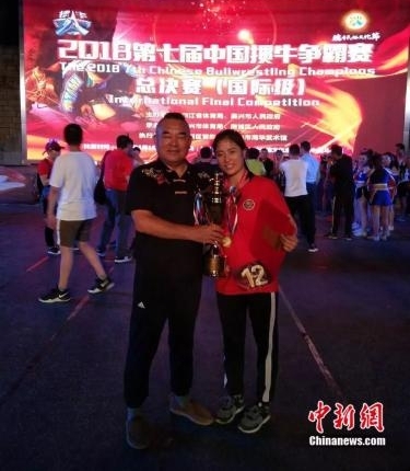 95后女孩1分钟摔倒600斤公牛 她怎么做到的?