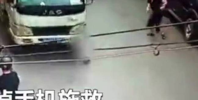 男孩自行下车遭货车碾压身亡 事发时父亲低头看手机