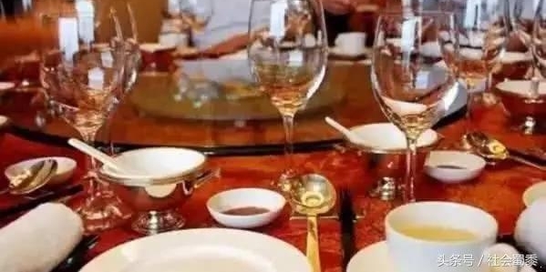 老板请客户吃饭,实习生一屁股坐在左边,客户:隔天你会被炒鱿鱼
