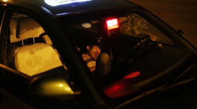 乘客嫌车费高只付50,农村司机小伙失望离开,收到条微信后却哭了
