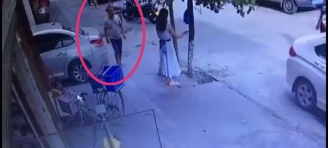 嚣张!少女街头被陌生人调戏,斥责后又遭掌掴