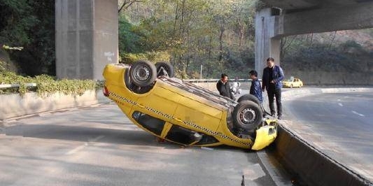 全国最猛的重庆出租车,司机个个都是赛车手,乘客被吓哭!