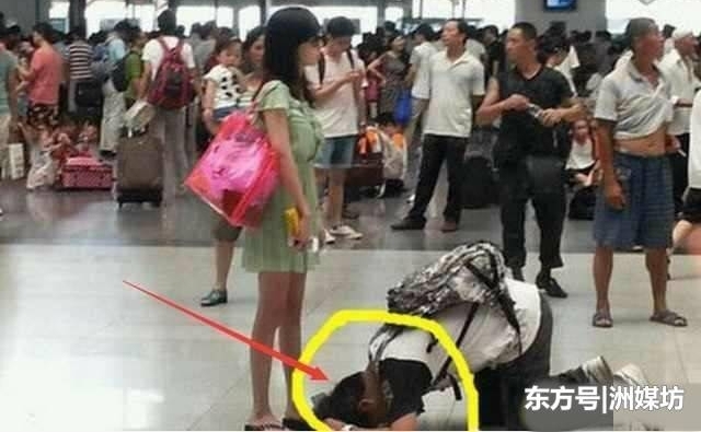 聚会上遇前女友, 酒劲上头令其后悔不及, 男子跪地: 原谅我