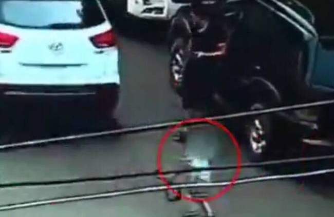 男孩自行下车遭货车碾压身亡 事发时父亲低头看手机