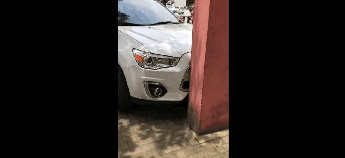 山东街头现“最牛停车”,距离墙壁仅0.3厘米,网友:蓝翔毕业