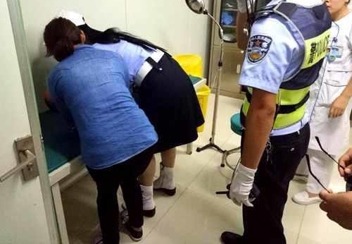 1岁半幼童摔伤满脸是血 警车开道紧急将其送医