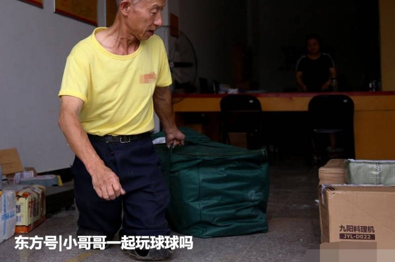 直击:农村六旬无腿光棍老汉,轮胎皮当“鞋”跪行送快递三年