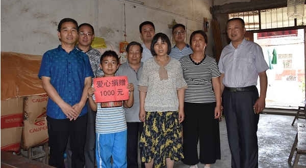 支教老师爱心资助 情暖白龙学校贫困学生