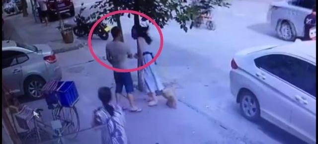 嚣张!少女街头被陌生人调戏,斥责后又遭掌掴