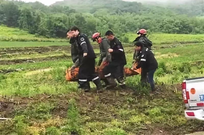 驴友探险坠落80米洞底 生死营救12小时
