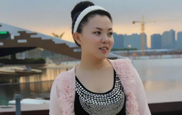 8岁女孩把盲人带倒,路人质疑家教,女孩:怎么了,我没有父母