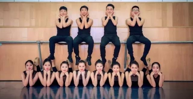 ѧѧ�Ⲩ���޵ĺ��ϸ�У��ҵ�գ������˾�û�еڶ��α�ҵ��