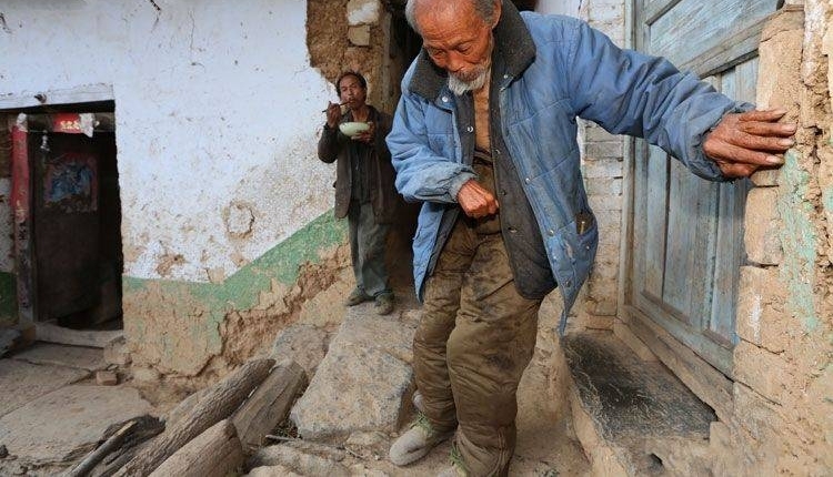 深山七旬老人,养一头猪为家人补身子,传宗接代已经很满足