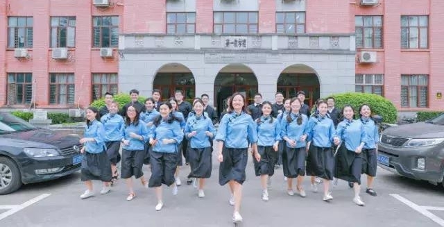 ѧѧ�Ⲩ���޵ĺ��ϸ�У��ҵ�գ������˾�û�еڶ��α�ҵ��