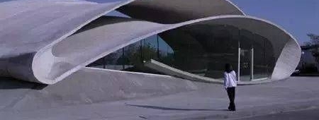 在这样的车站等车,还想上车吗?