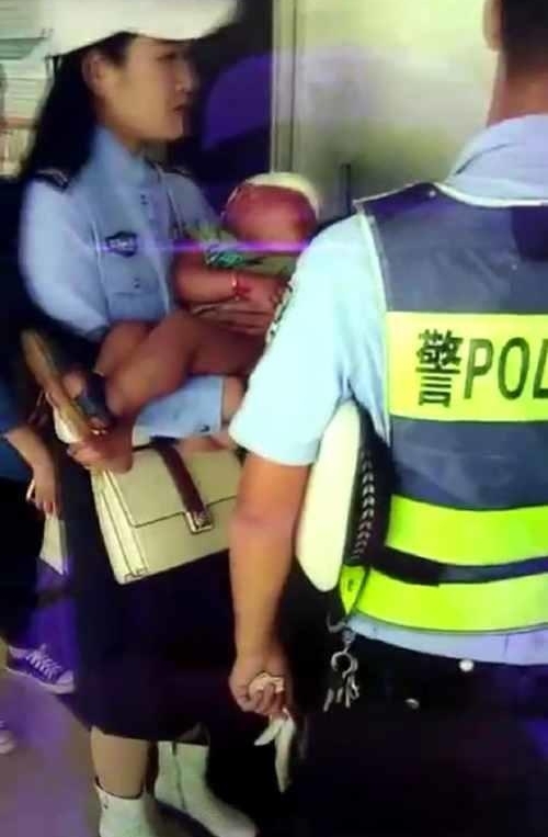 1岁半幼童摔伤满脸是血 警车开道紧急将其送医