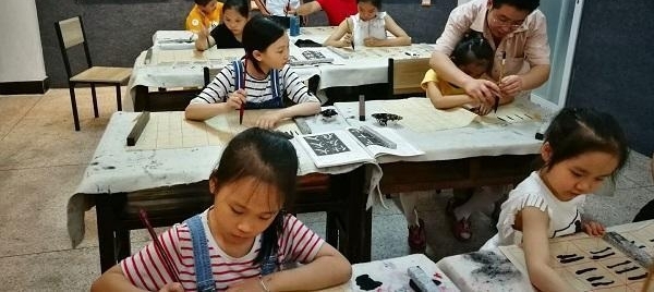 �溲�����������黭��������չ�� ���溲���������Ľ�����ʽ