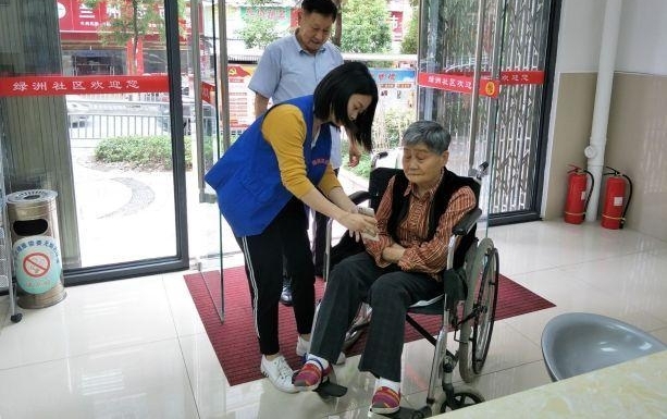 【网格服务】老人行动不便 格格上门协助养老认证