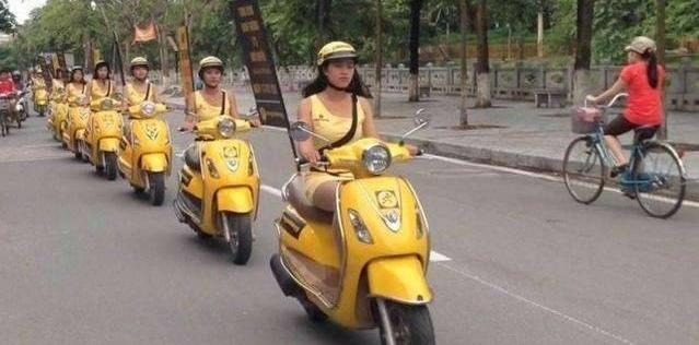 中国有共享单车, 越南推出共享摩托车,清一色美女上街做宣传!