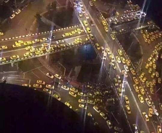 全国最猛的重庆出租车,司机个个都是赛车手,乘客被吓哭!