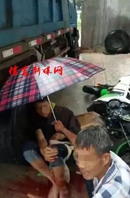 ����һĻ��ï��һ����Ħ�г�쭳���ײ����ʮ�ף�