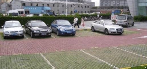 男子买一台新车,做了一举动让小区都知道 网友:每天看着你表演
