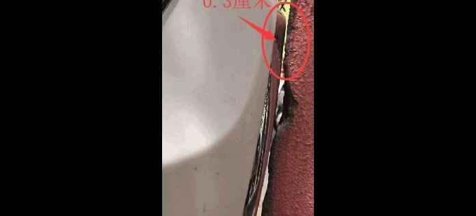 山东街头现“最牛停车”,距离墙壁仅0.3厘米,网友:蓝翔毕业