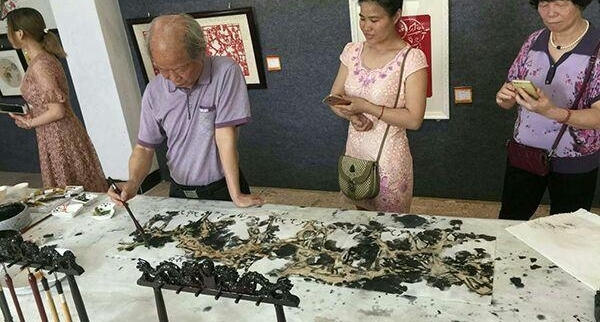 �溲�����������黭��������չ�� ���溲���������Ľ�����ʽ