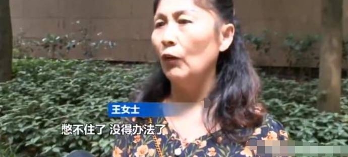 女子憋坏了在大巴车内当场解决,司机扬言不跪下磕头不准走