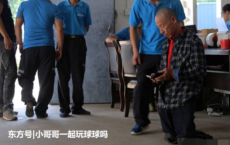 直击:农村六旬无腿光棍老汉,轮胎皮当“鞋”跪行送快递三年